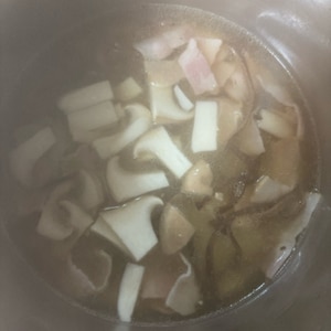 キャベツときのこと魚肉ソーセージのスープ